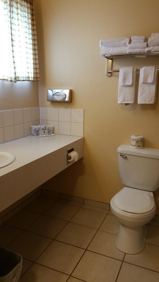 Yellowhead Motel Валмаунт Екстериор снимка