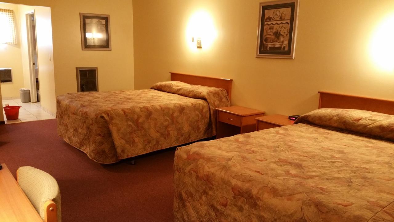 Yellowhead Motel Валмаунт Екстериор снимка