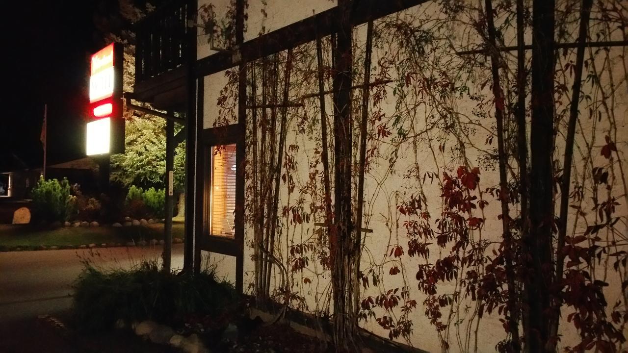Yellowhead Motel Валмаунт Екстериор снимка